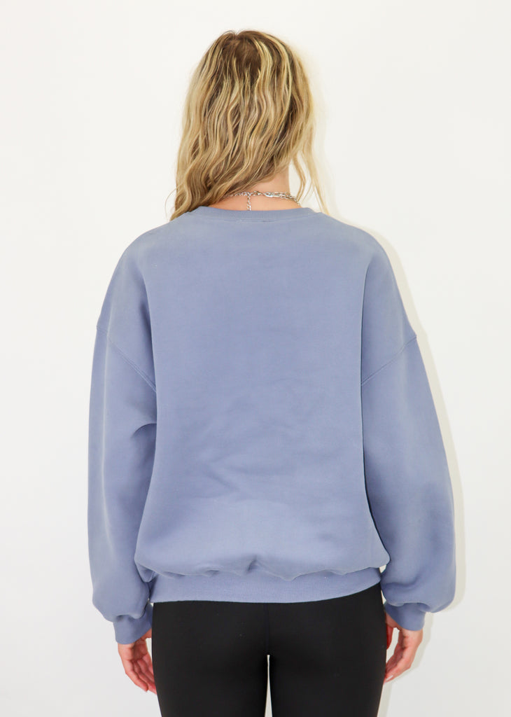  Blue crew neck. Oversized fit. Ribbed neckline, hem and cuffs.
