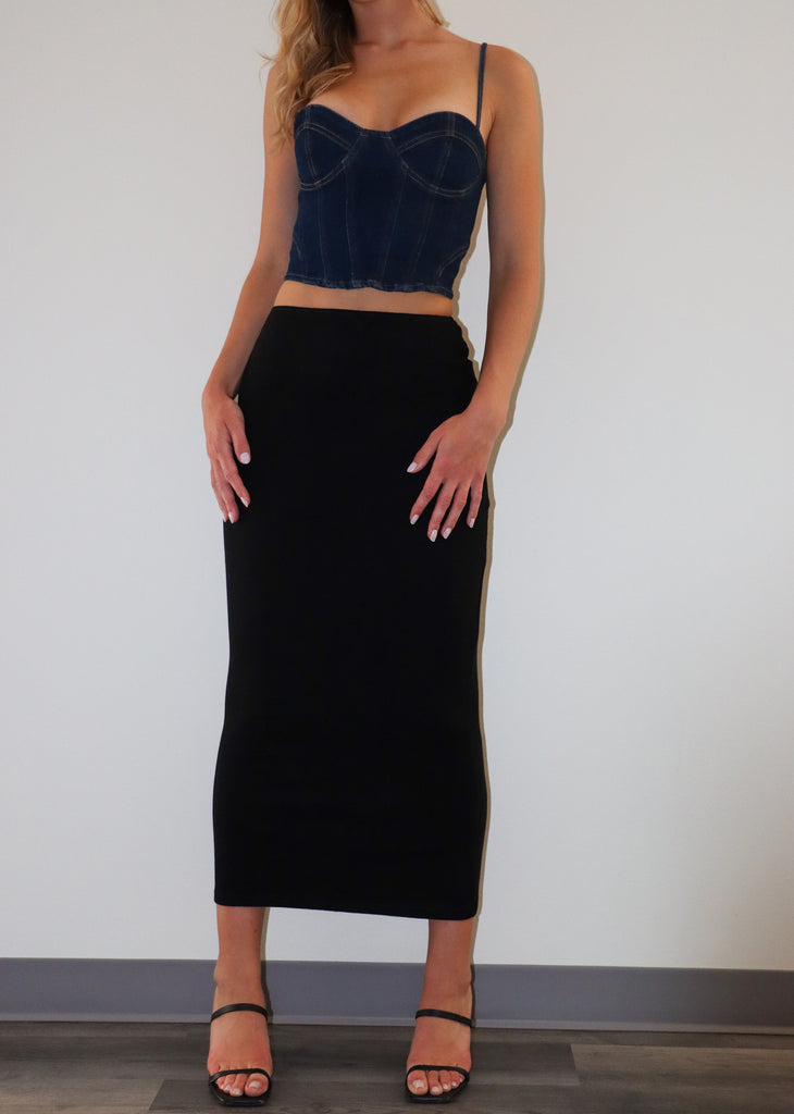 Black maxi skirt. Ribbed material.
