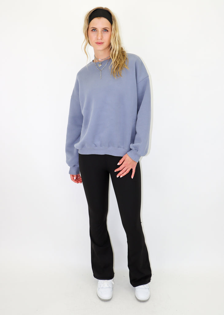  Blue crew neck. Oversized fit. Ribbed neckline, hem and cuffs.