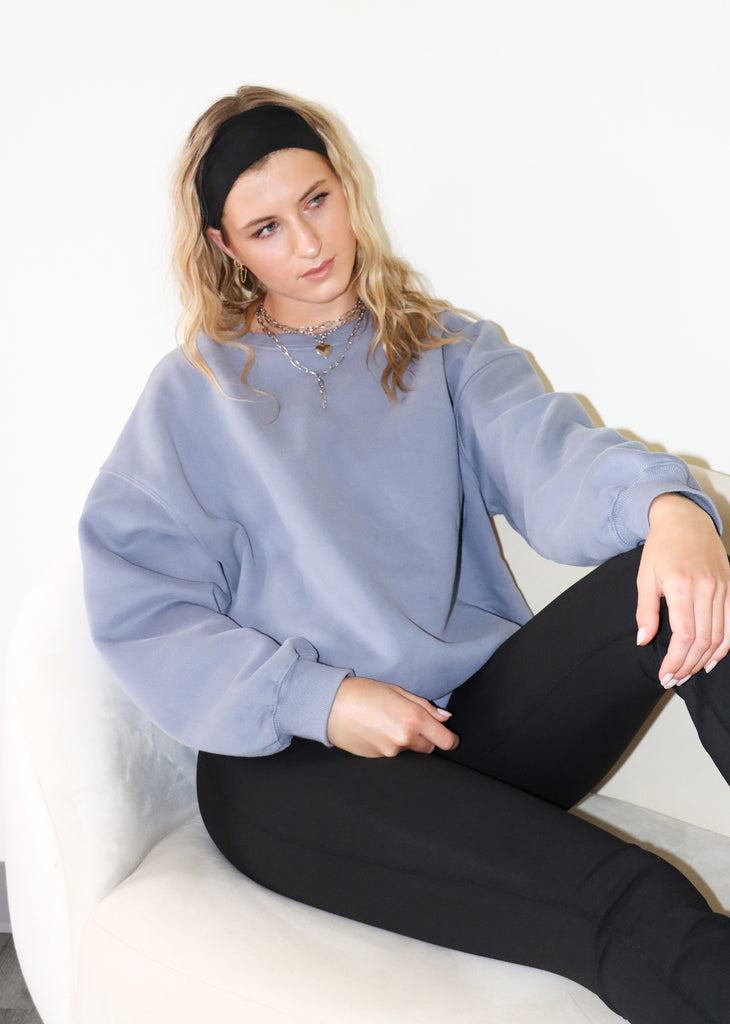 Blue crew neck. Oversized fit. Ribbed neckline, hem and cuffs. 