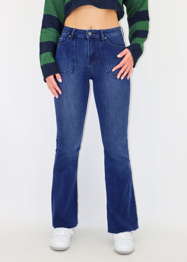 Classic dark wash jeans. Features a flare leg, a high waisted fit and front patch pockets. 