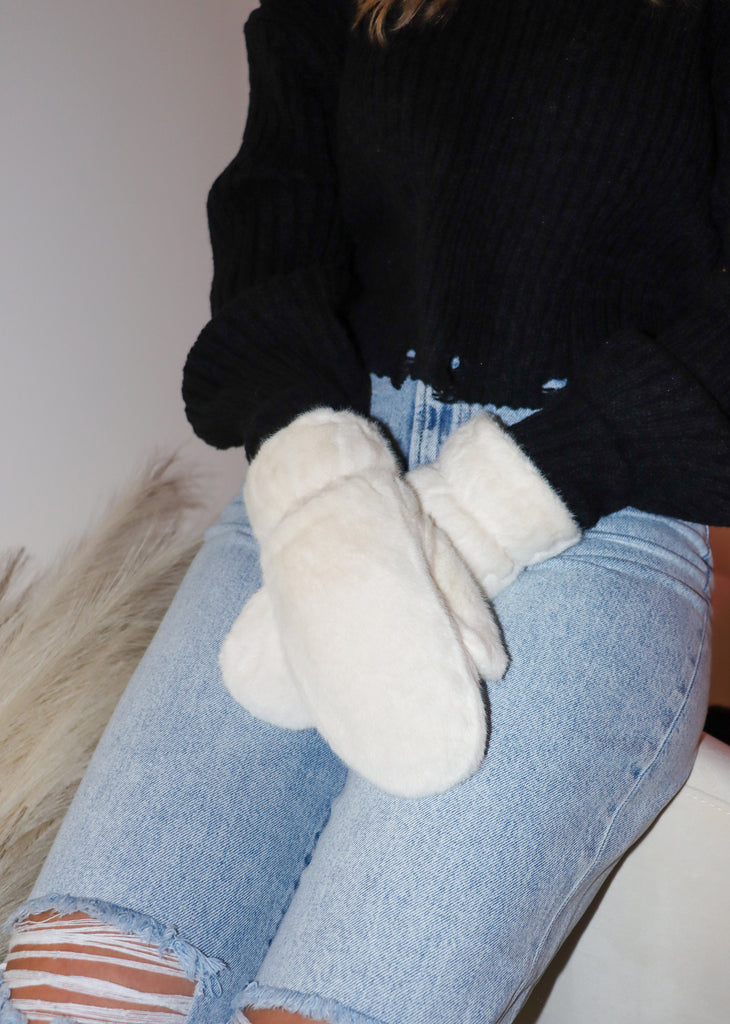 Move On Up Fur Mittens ★ White